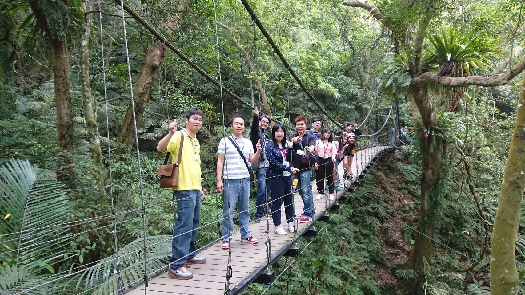 走上20公尺山谷的吊橋