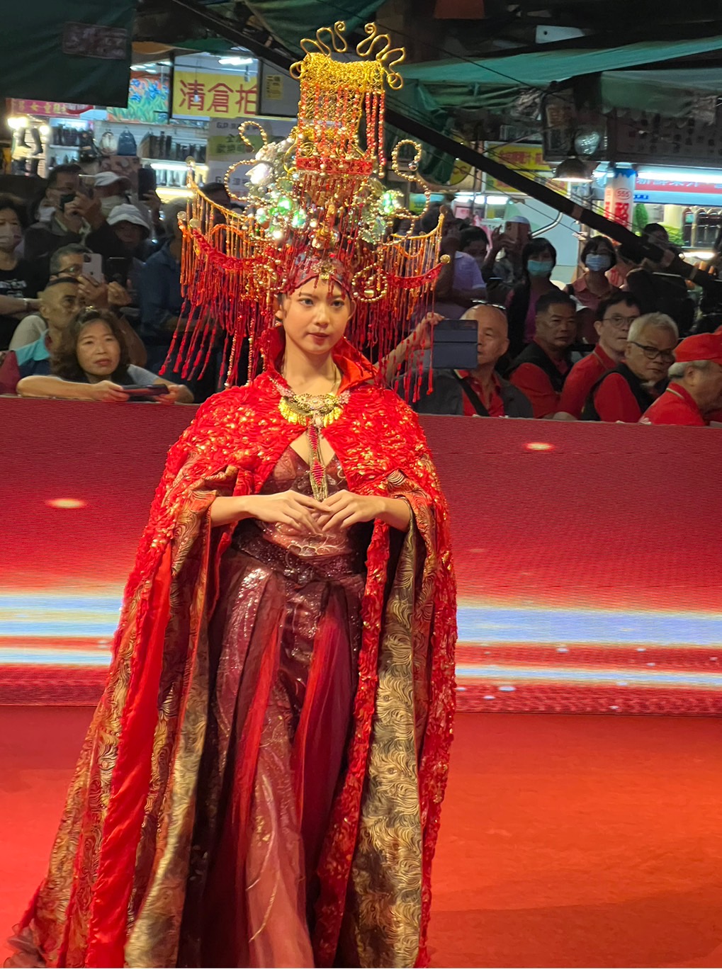 時尚藝術家吳亮儀設計師，在國際時尚藝術榮獲金獎的東方神話系列作品「時尚天后媽祖」。