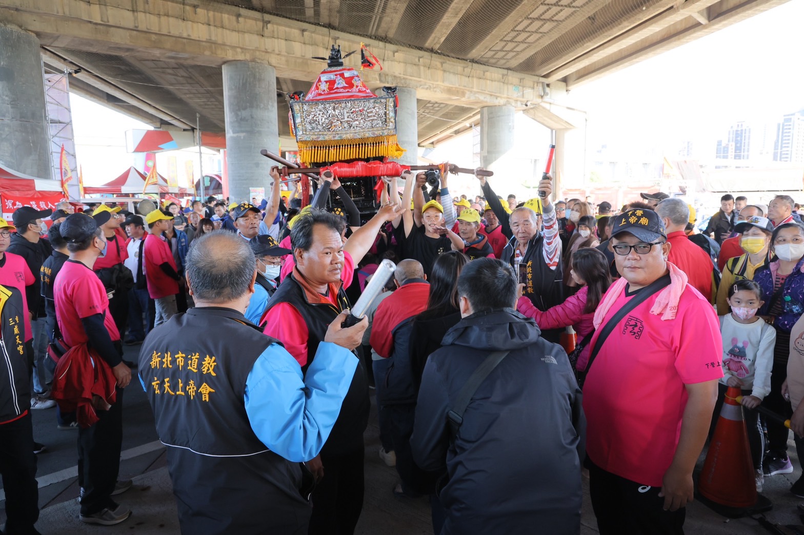 現場民眾大排長龍鑽轎腳