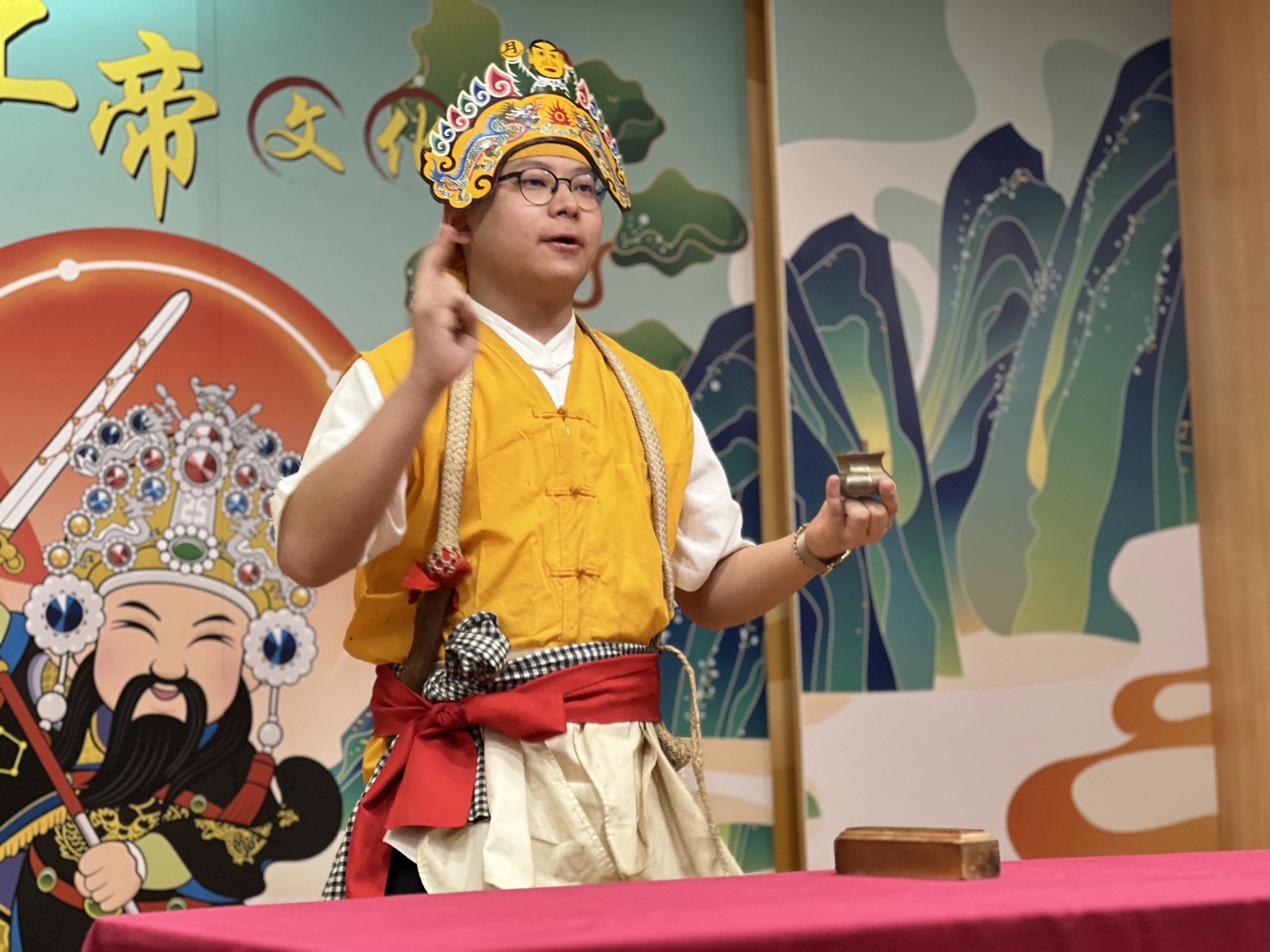 今年的值東宮廟由三重玉京真法堂擔任，堂主現場演示了一段「小法」。