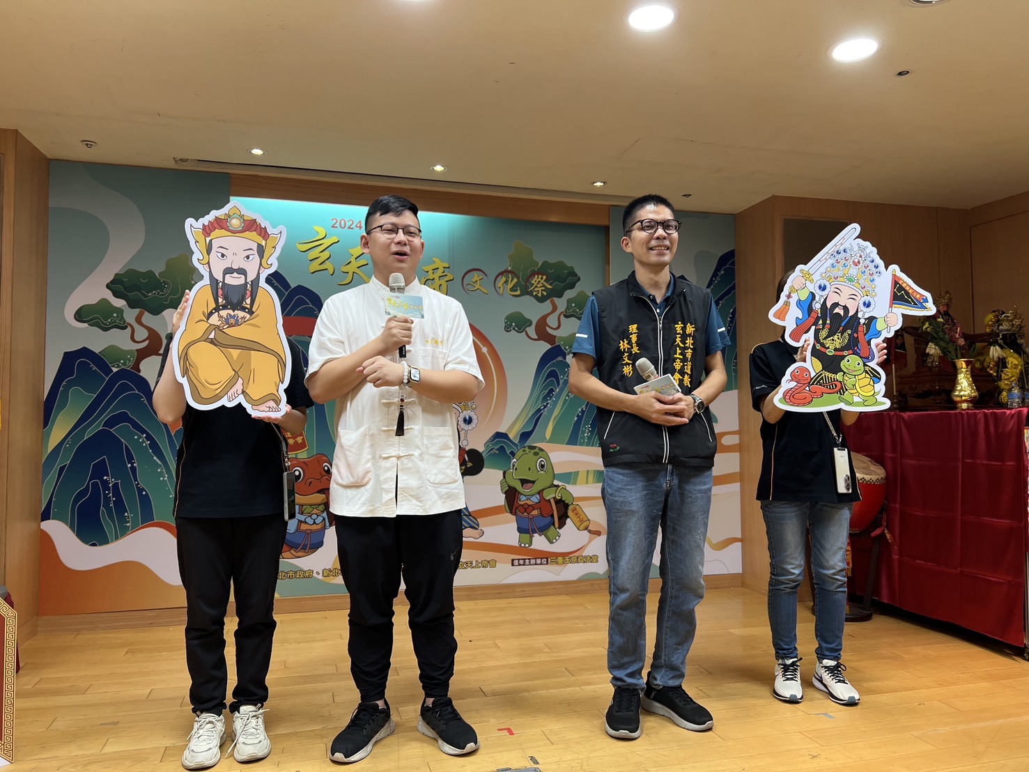 現場用兩尊姿勢、穿著都不同的Q版神像，解說了玄天上帝的信仰與形象。