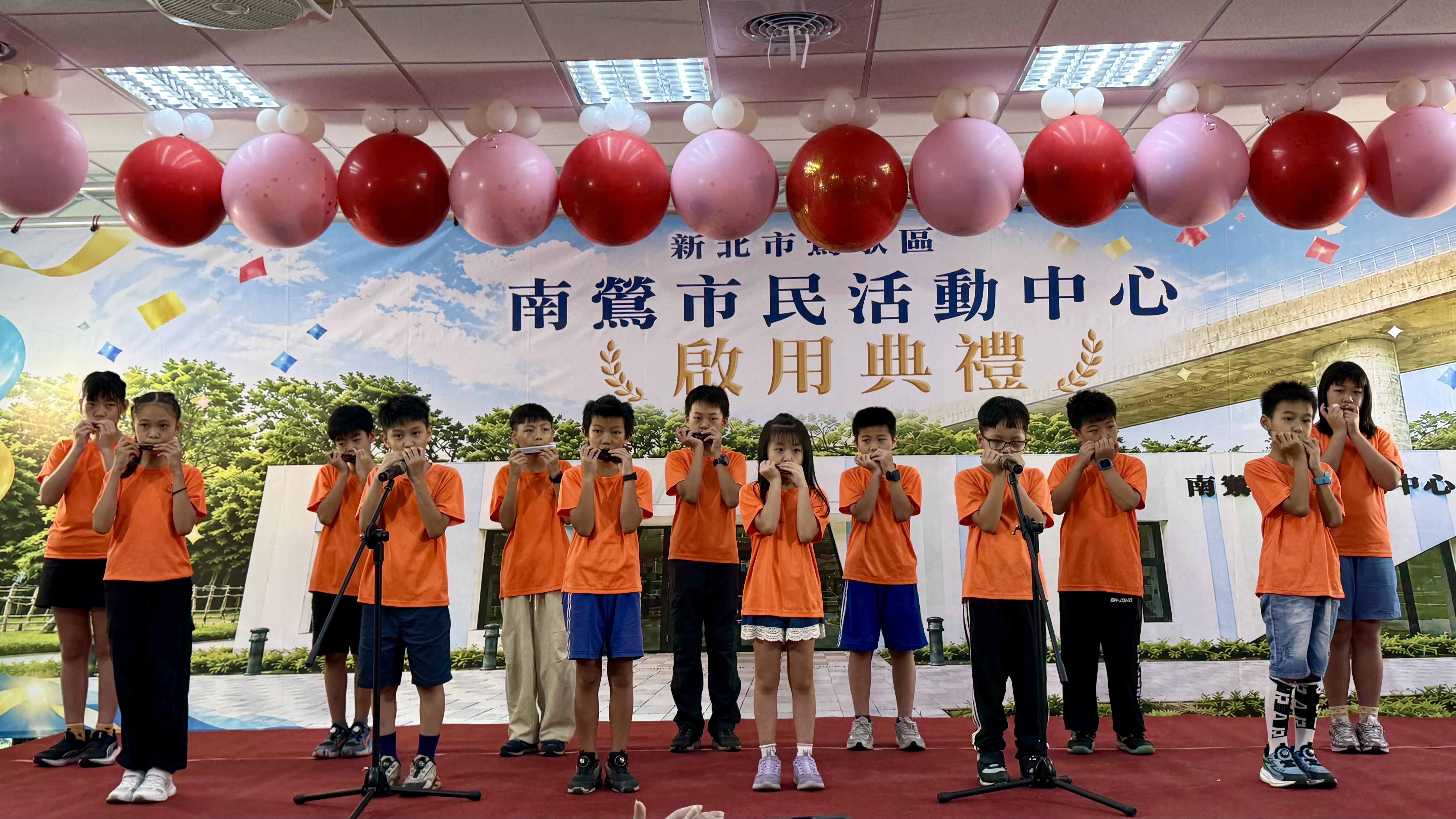 活動現場由永吉國小口琴隊帶來精采表演，炒熱氣氛。