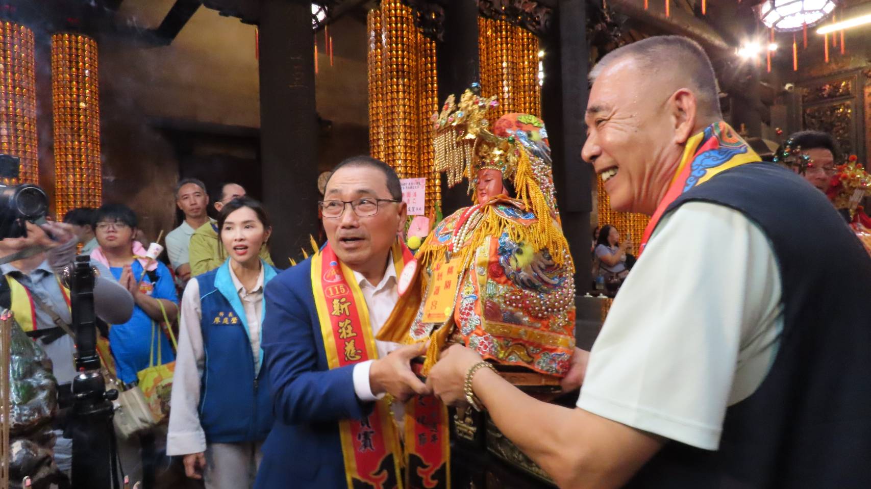 北臺灣媽祖文化節會香遶境由市長侯友宜、新北市議會議長蔣根煌、慈祐宮主委陳圓光、小基隆福成宮主委葉藤吉，以及各參贊宮廟代表共同恭請神尊登鑾轎。