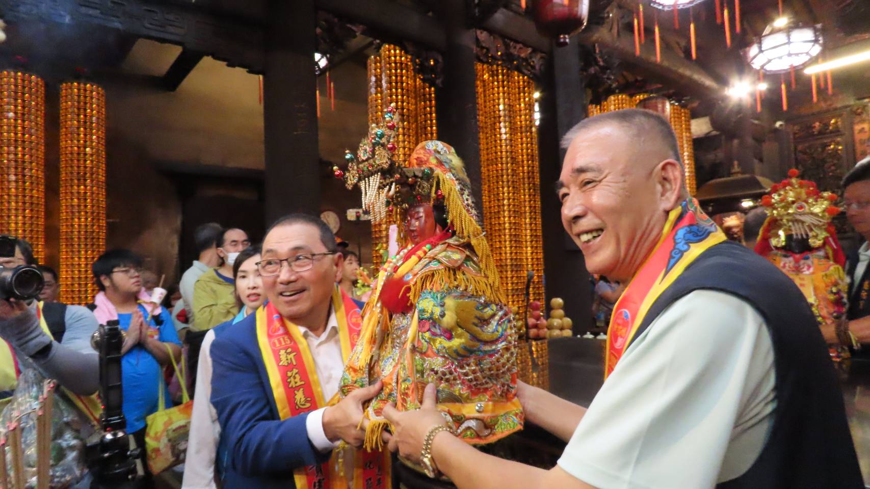 恭請神尊登鑾轎。