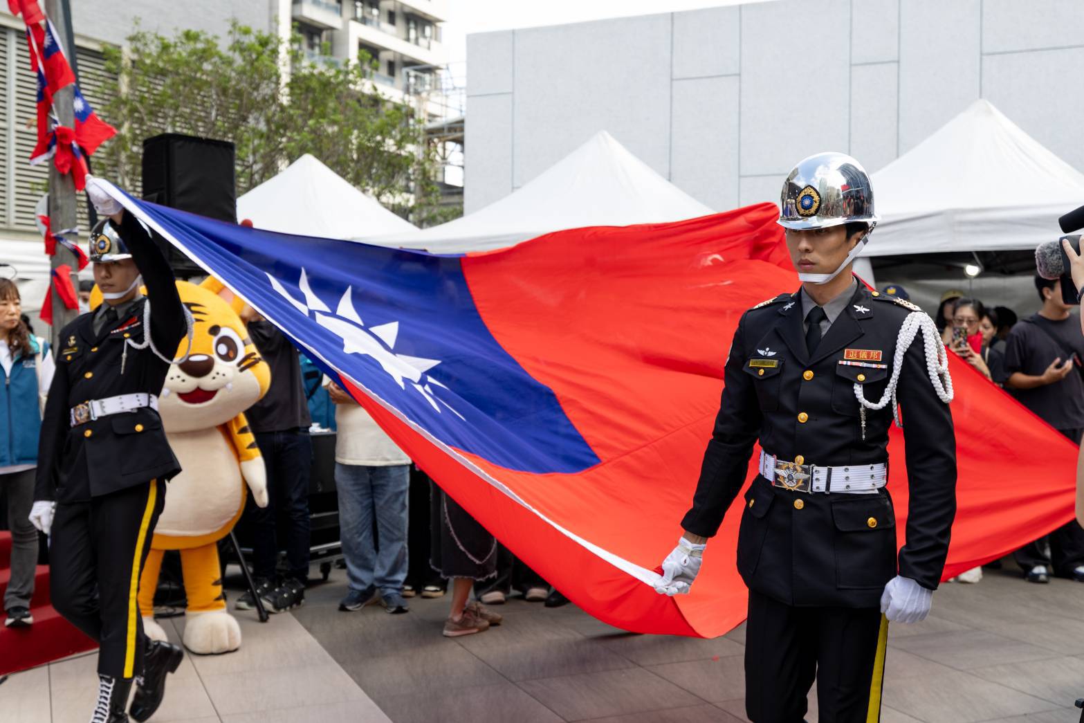 中華民國三軍儀隊退伍弟兄協會擔任旗手。