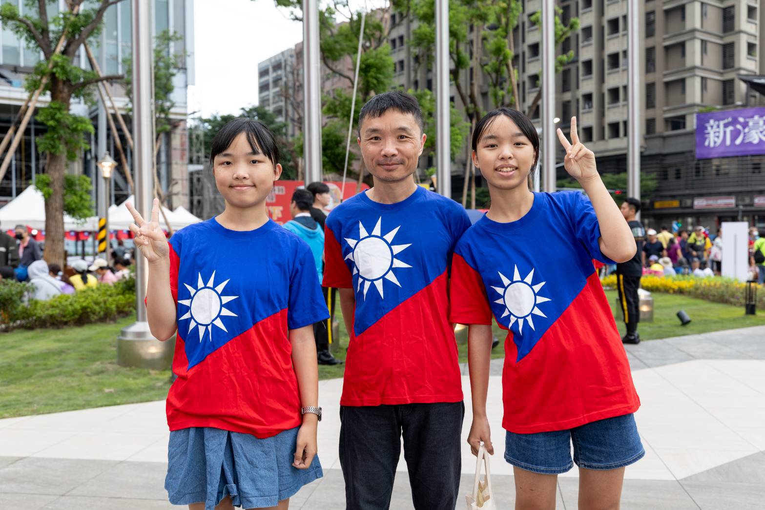 民眾國旗元素裝扮慶祝國慶。