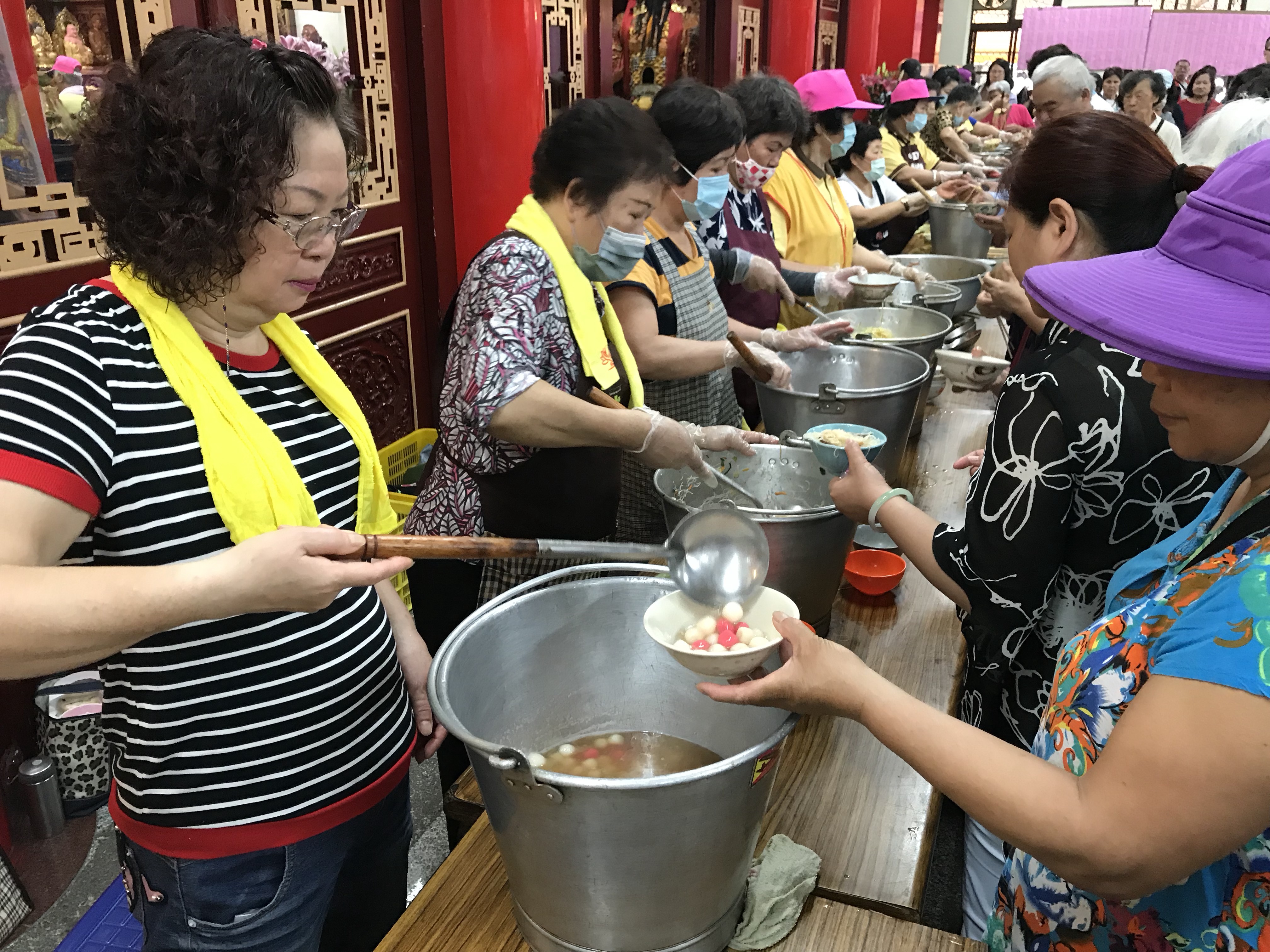 蘆洲湧蓮寺舉辦祝壽典禮，現場準備齋食供民眾取用