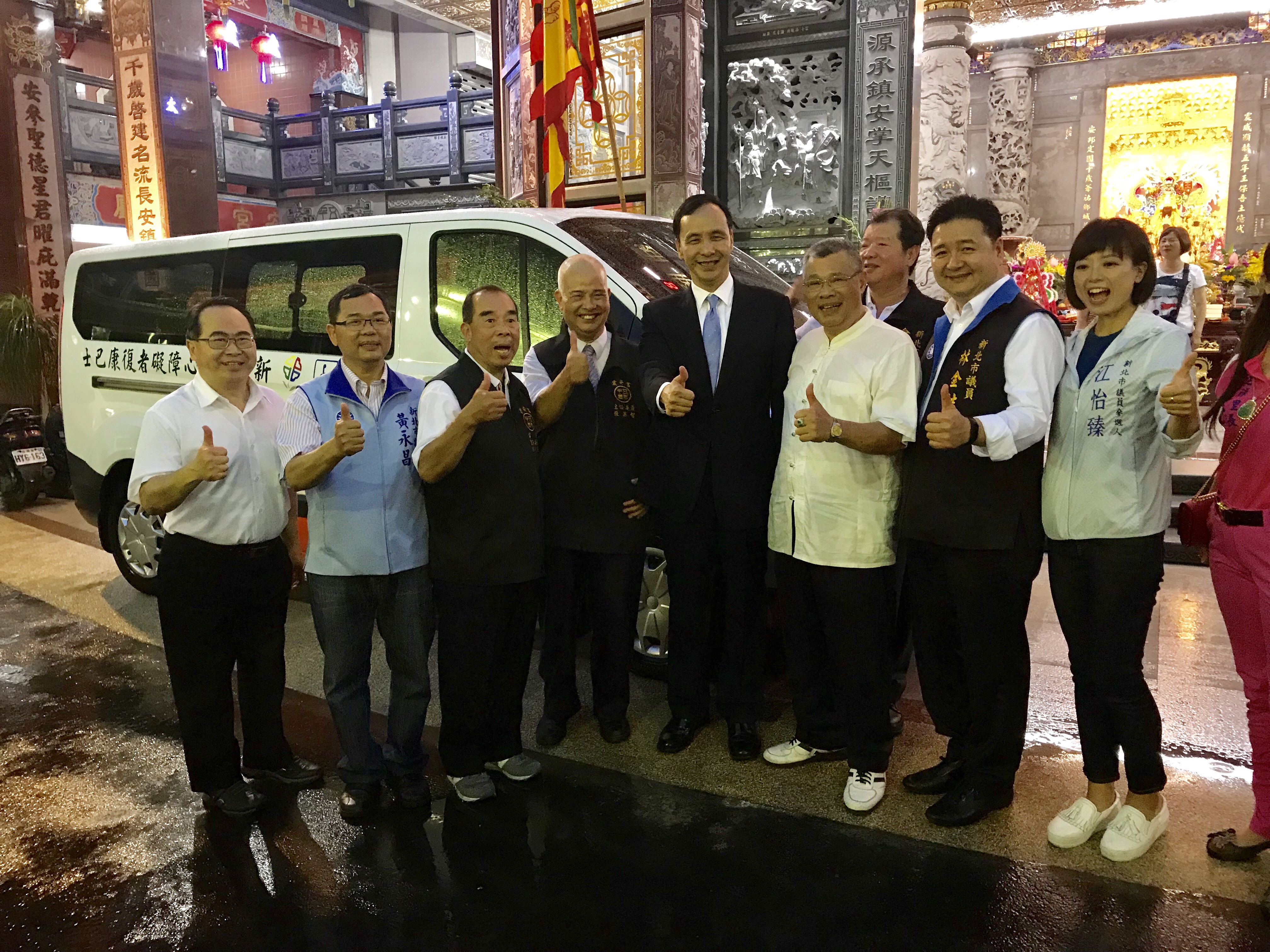 市長朱立倫出席土城震安宮廟慶活動接受廟方捐贈復康巴士一輛