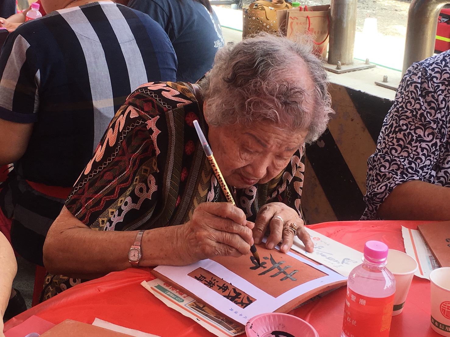 三芝當地94歲的莊吳罕奶奶是最年長的參加者