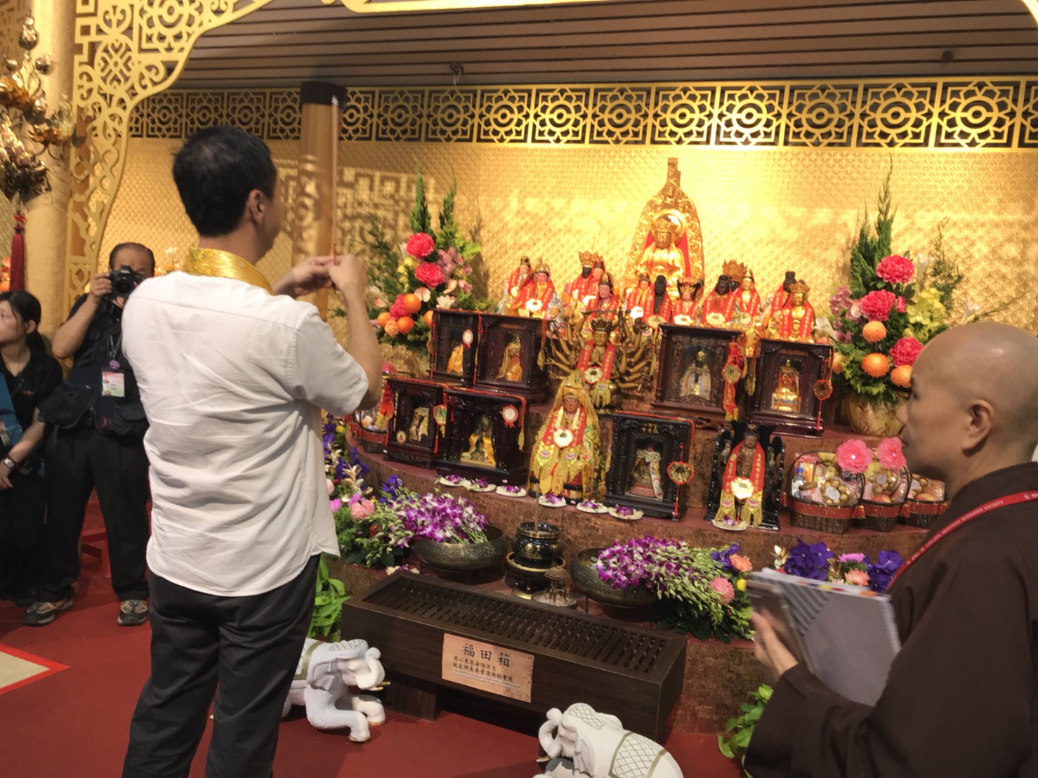 立倫期望藉由諸佛菩薩的加持和願力，為新北市民、台灣社會祈福
