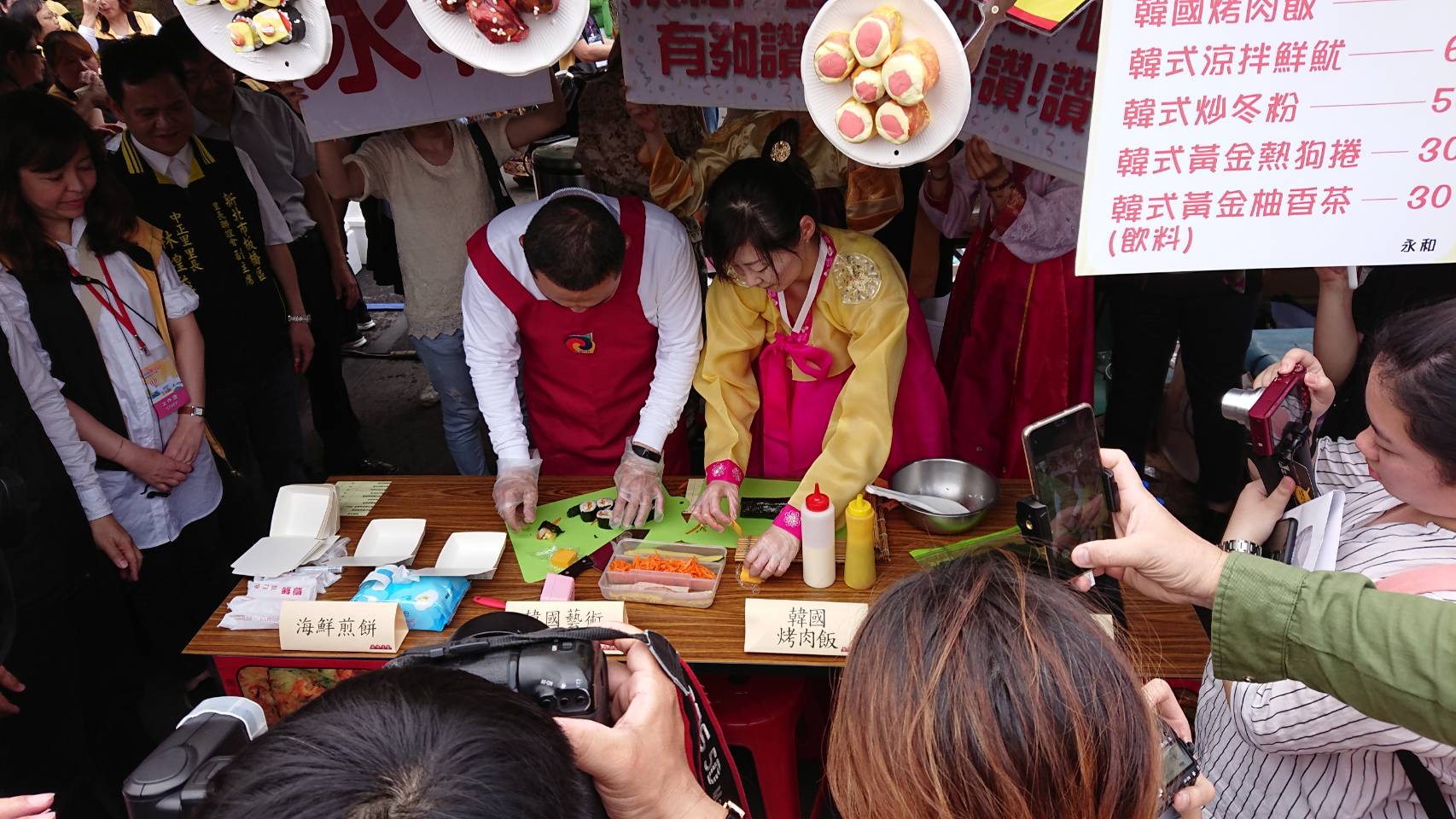 市長與新住民手作diy韓式料理（韓國藝術起司捲）。