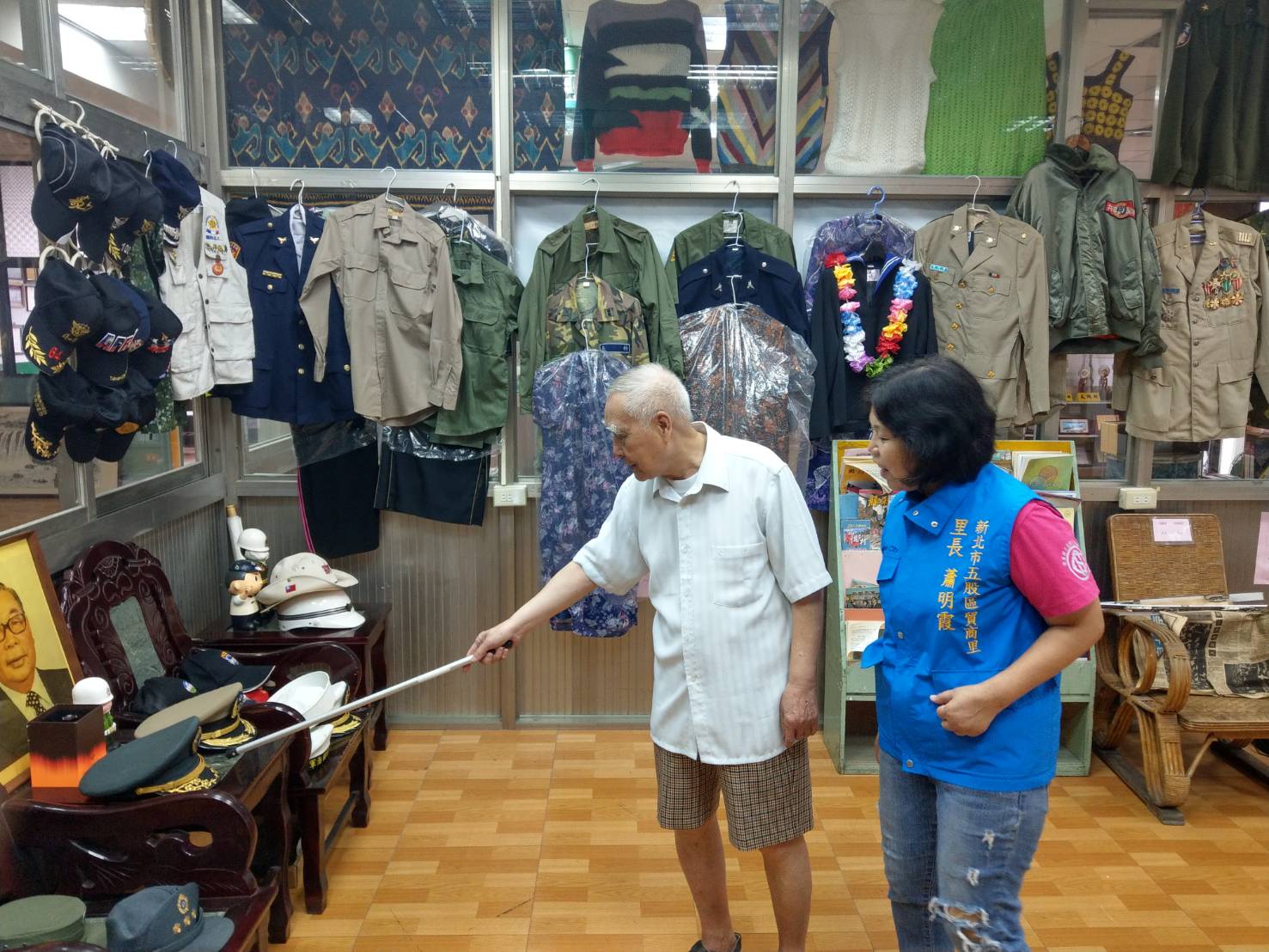 91歲的退休上校劉阿公說（左穿白襯衫者），他每天都來「眷村文史館」逛逛，回味當年的點點滴滴。有空也會來當志工跟里民說故事。