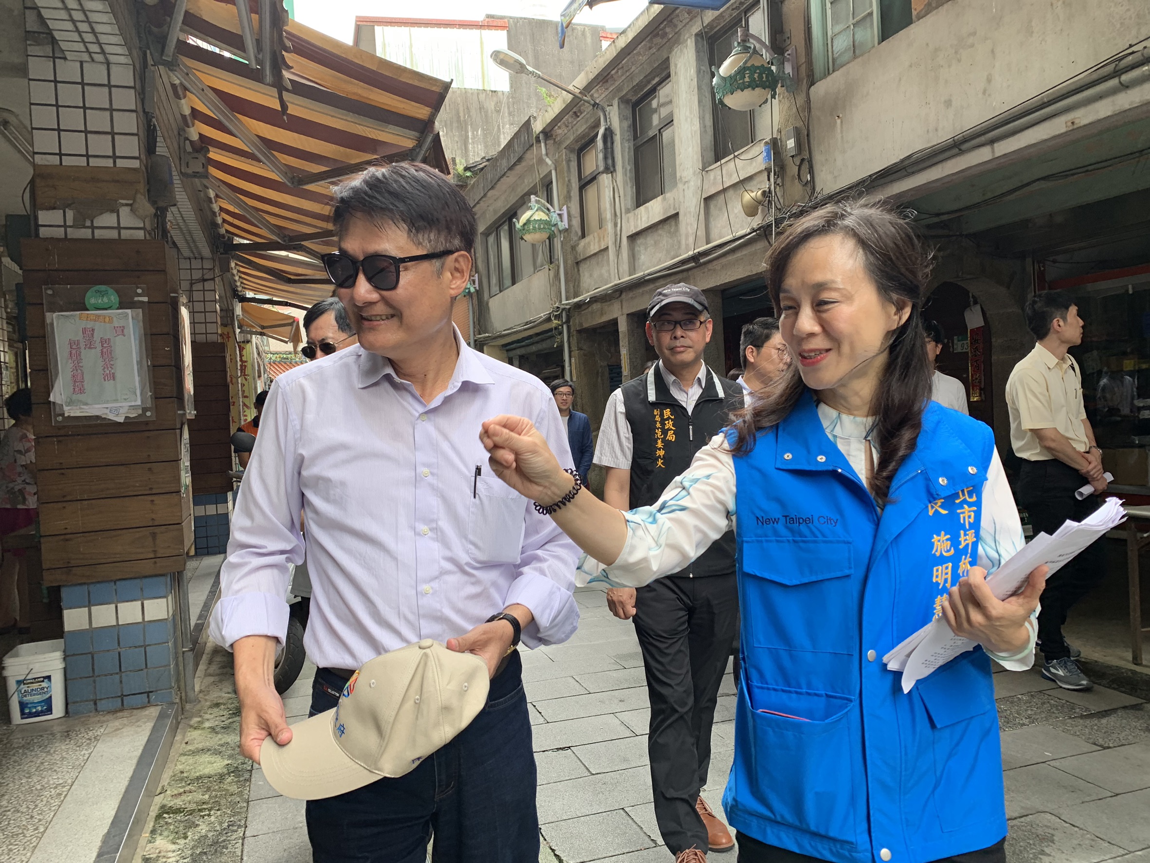 新北市副市長陳純敬（左拿帽子者）今日前往坪林視察。