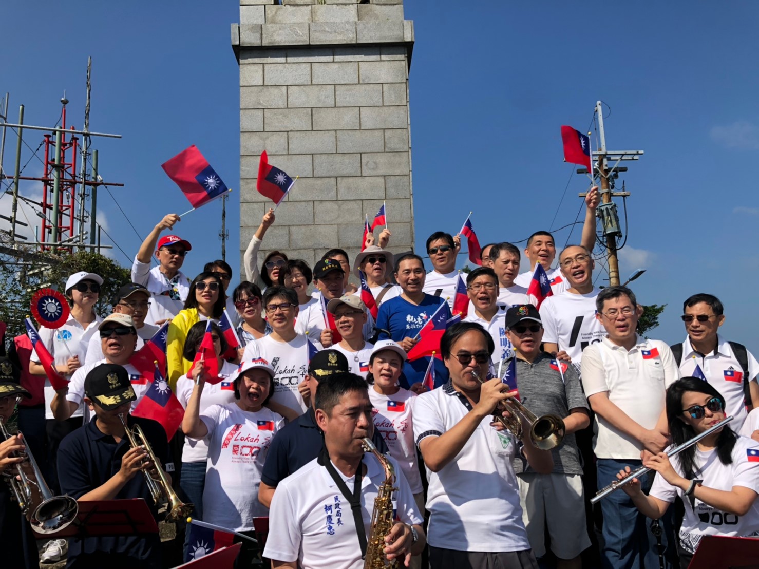登頂後，市長率市府團隊一起揮舞千面國旗並高唱國旗歌展現愛國心。
