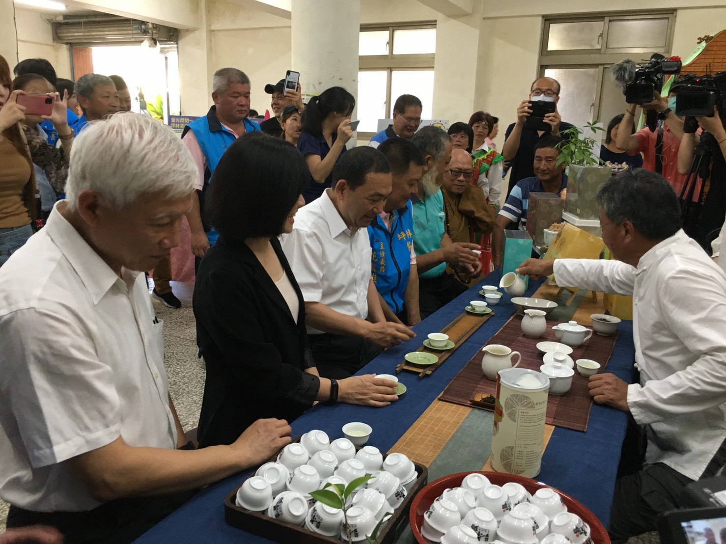 市長侯友宜與今年度冠軍包種茶王李傳清（右1泡茶者）一同品茶。