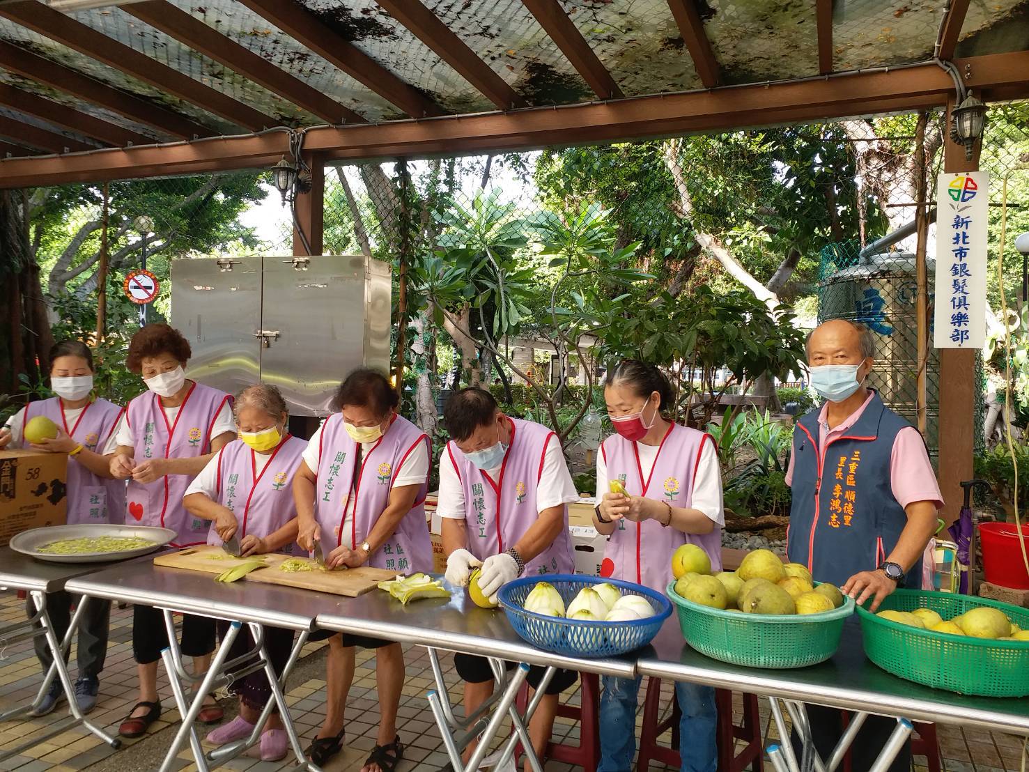 三重區順德里長李鴻志率12名志工利用柚皮製作柚子防蚊液，驅趕蚊蟲大有成效